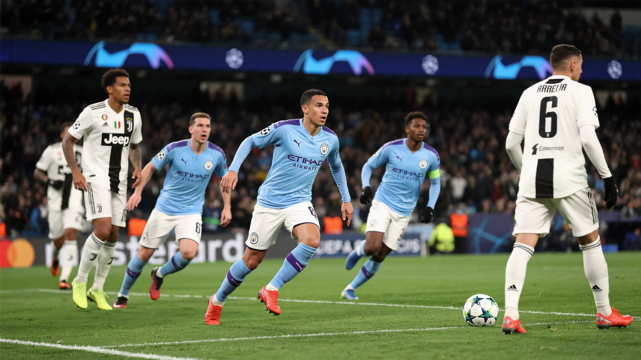 在一场备受瞩目的欧冠比赛中，曼城以6-0的压倒性优